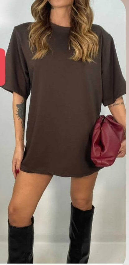 T-shirt con spalline strutturate