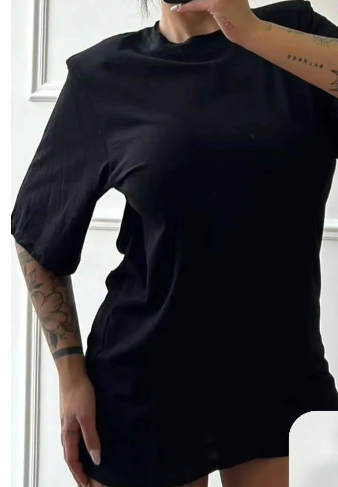 T-shirt con spalline strutturate