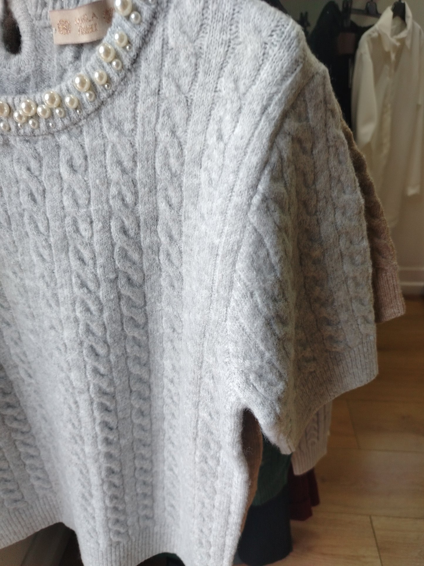 Maglioncino con dettagli sul collo